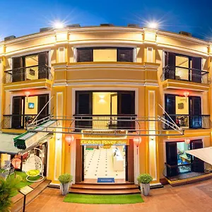 Golden River Hotell